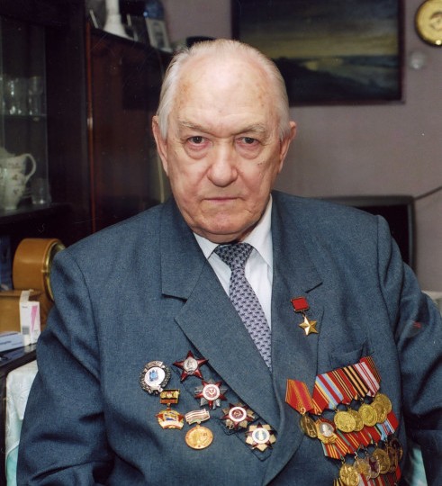 Губернатор Валерий Радаев поздравил Героя Советского Союза Георгия Платонова с днём рождения