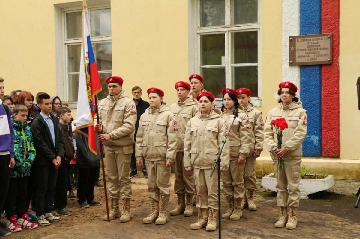 Мемориальную доску Александру Хрипунову торжественно открыли на здании его родной школы в городе Бор